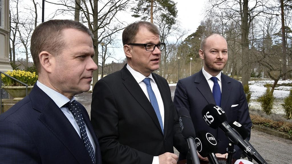 Kokoomuksen puheenjohtaja Petteri Orpo, keskustan puheenjohtaja Juha Sipilä ja sinisten puheenjohtaja Sampo Terho (oik.) hallituksen kehysriihineuvotteluissa Kesärannassa Helsingissä 10. huhtikuuta 2018.