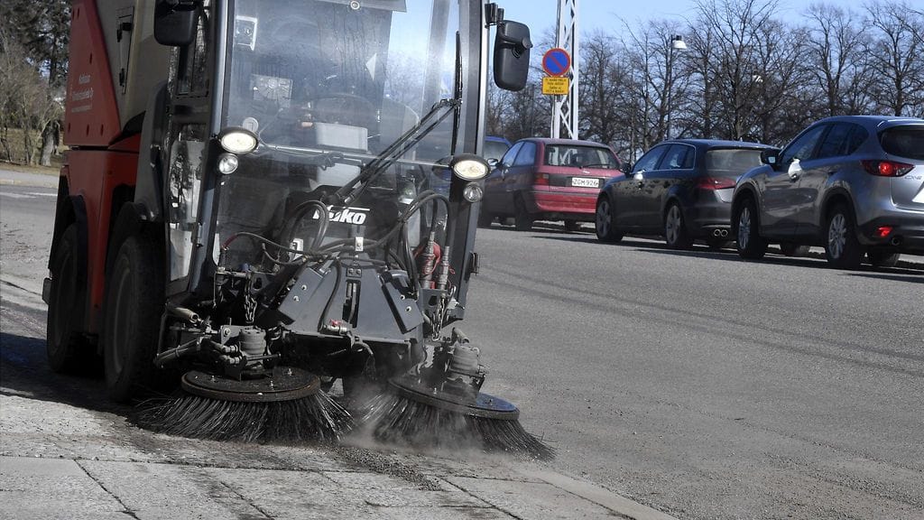 Pölyisiä päiviä on toki edelleen joka kevät, kun kadut kuivuvat ja liikenne nostaa talven aikana kertyneen aineksen ilmaan.