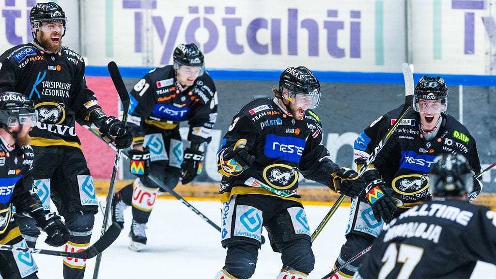 Mikael Ruohomaa tuulettaa voittomaaliaan joukkuetovereidensa kanssa.