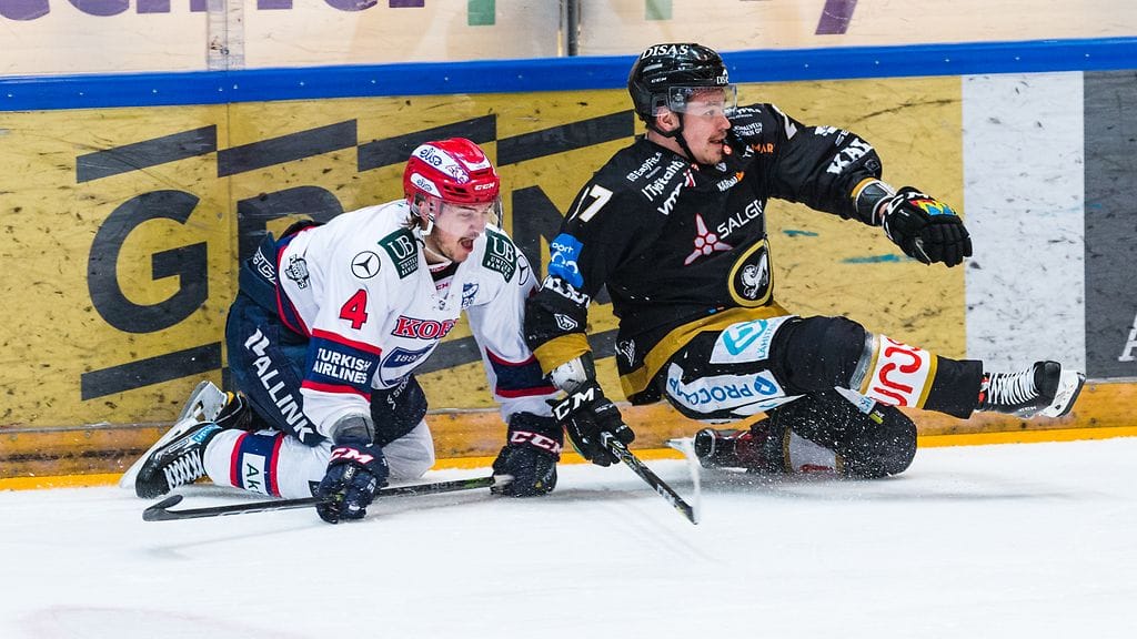 Oliwer Kaski ja Miska Humaloja väännössä SM-liigan välierissä ottelussa Kärpät-HIFK