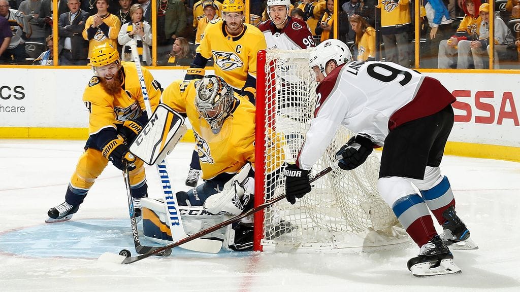 Pekka Rinne torjui Nashvillen maalilla vakuuttavasti pudotuspelien avauspelissä Coloradoa vastaan.