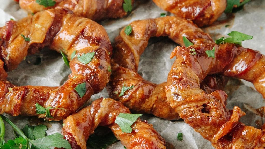 Pekoniin kietaistut sipulirenkaat ovat koukuttavaa naposteltavaa.