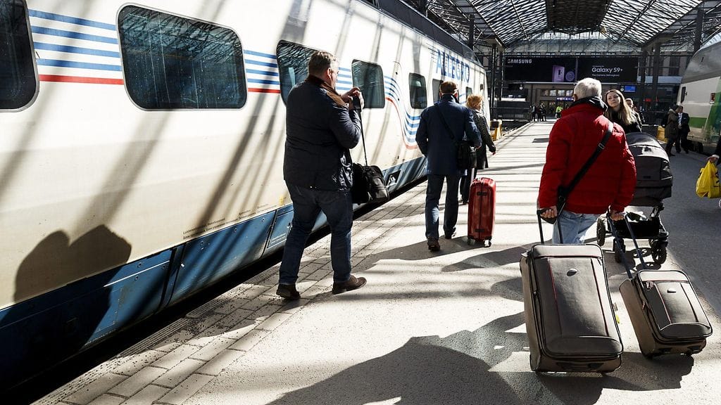 Matkustajat saapuivat Allegro-junalla Helsinkiin.