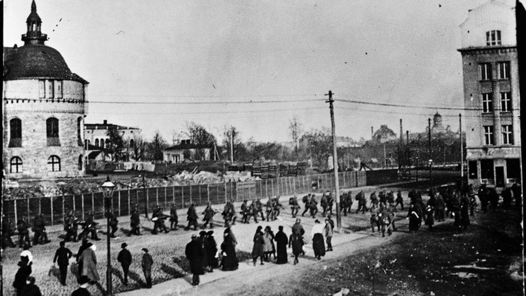 Kuvituskuvassa Helsingin valtaus vuonna 1918. Saksalaisia apujoukkoja Museokadulla. Vasemmalla on Kansallismuseo, oikealla Ostrobotnia.