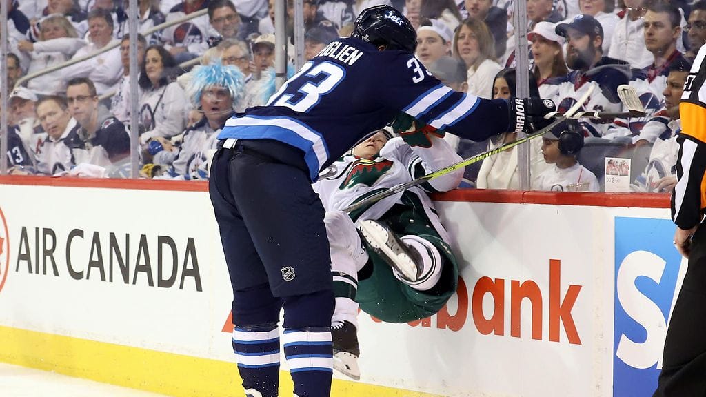 Dustin Byfuglien taklasi Mikko Koivua.