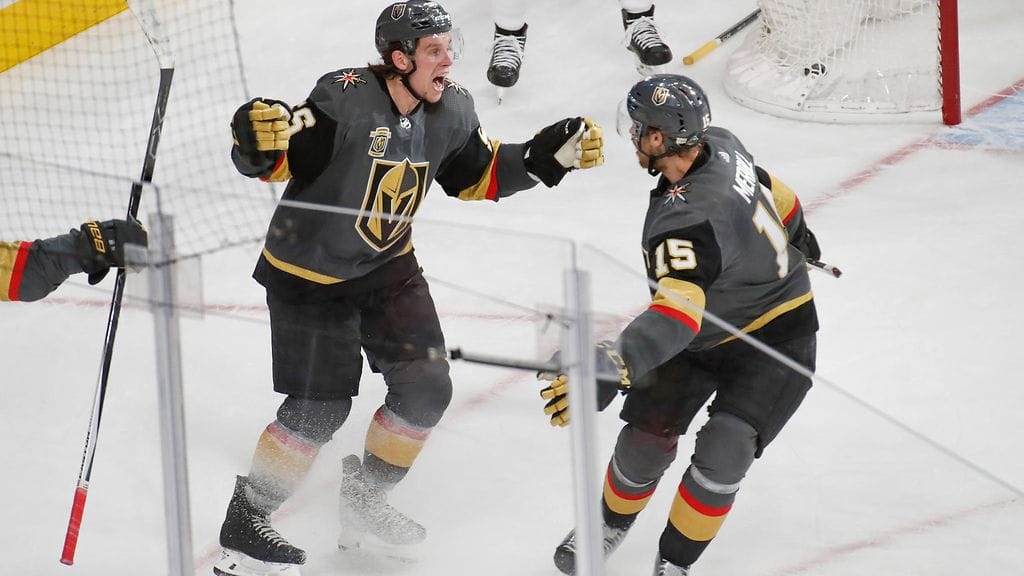 Erik Haula (vas.) ja Jon Merrill juhlivat suomalaishyökkääjän jatkoaikamaalia.