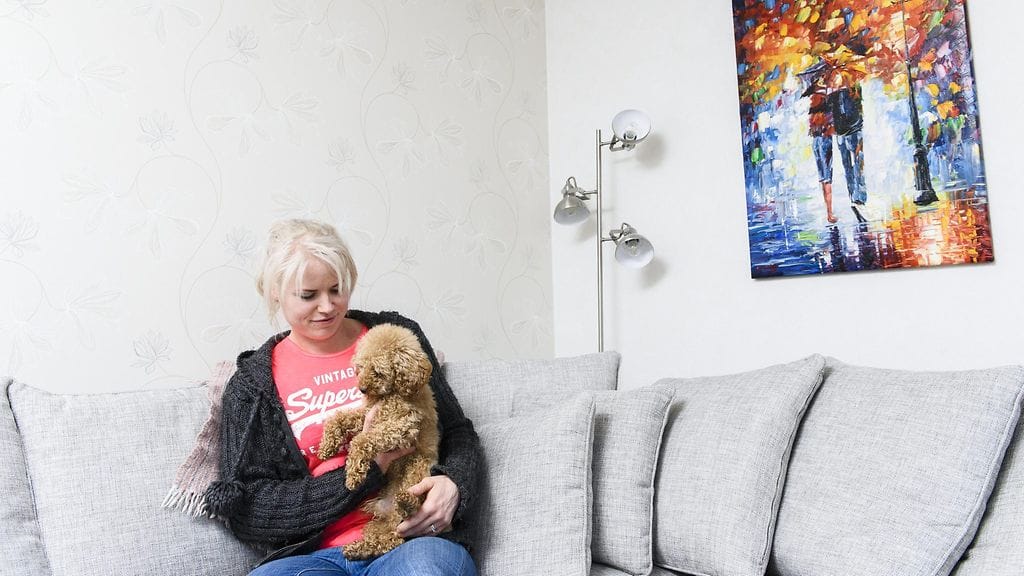 Ester Suve-Nykänen ja villakoira Patrik Mikkelissä 27. maaliskuuta 2018.