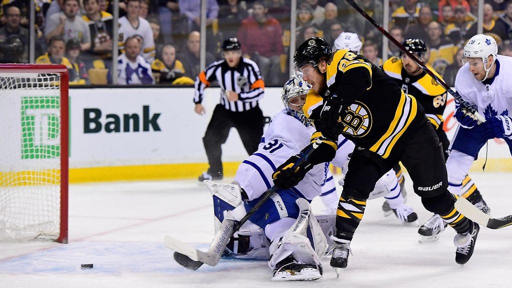 David Pastrnakin illan ensimmäinen maali Toronto-maalivahti Frederik Andersenin taakse syntyi ajassa 5.26.