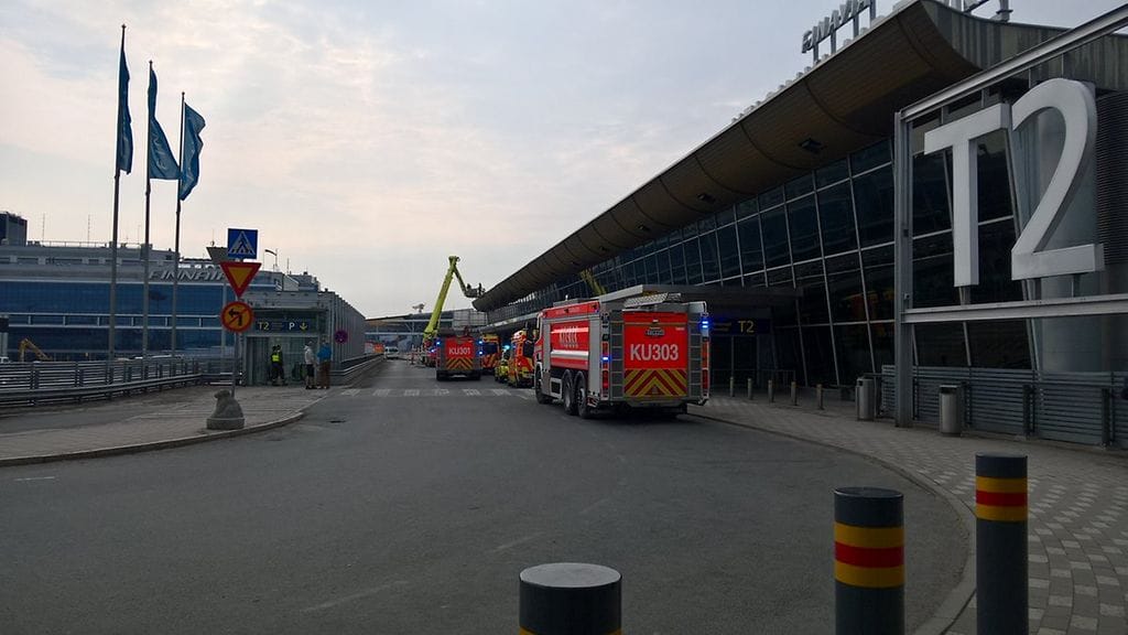 Helsinki-Vantaan lentokentälle lähetettiin ison rakennuspalon mukainen kalusto. Kuva: Itä-Uudenmaan poliisilaitos