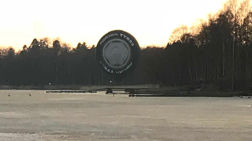 Kuumailmapallo laskeutui kävelytielle Helsingissä