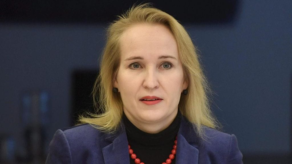 Valtakunnansovittelija Minna Helle on valittu Teknologiateollisuuden työmarkkinajohtajaksi.