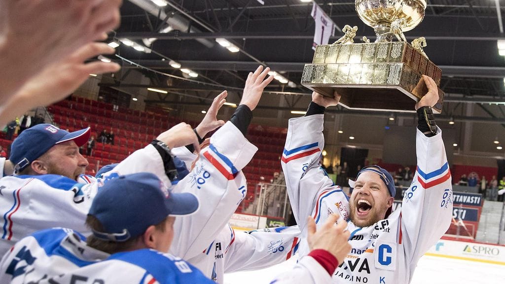 KeuPa:n pelaajat juhlivat kapteeni Markus Heiskasen johdolla Mestiksen mestaruutta.