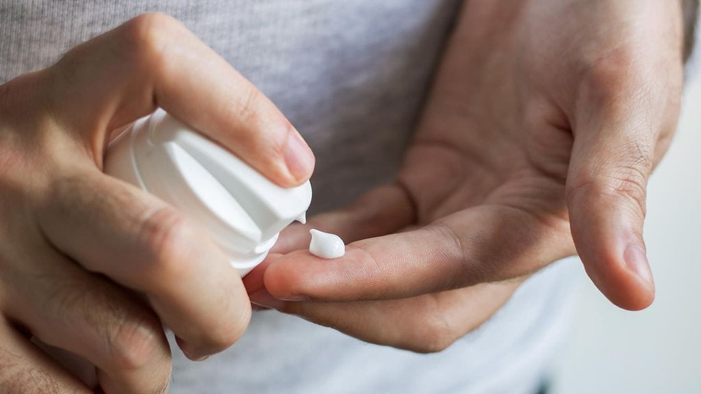 Kevätauringolta on syytä suojautua käyttämällä aurinkorasvaa. Kuvituskuva.