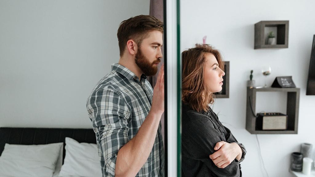 Älä pidä kirjaa kumppanisi virheistä ja kaiva sitä esiin jokaisen riidan aikana. Anteeksi pyytäessään ihminen tunnustaa tehneensä väärin; sen tarkoitus ei ole syytellä muita.