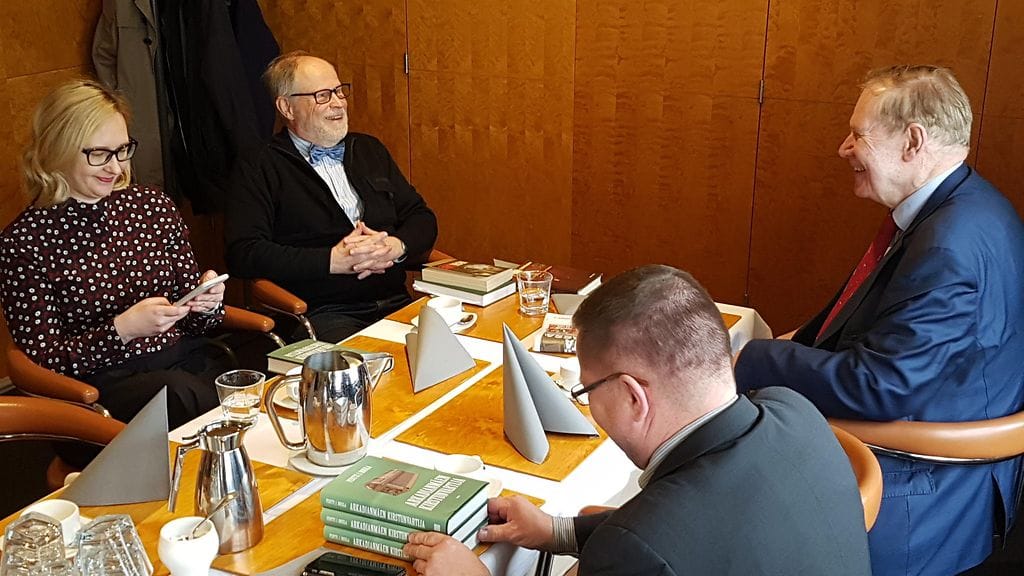 Pertti J. Rosilan muistelmat naurattivat eduskunnan entisiä puhemiehiä Maria Lohelaa ja Paavo Lipposta sekä kansanedustaja Markus Mustajärveä.