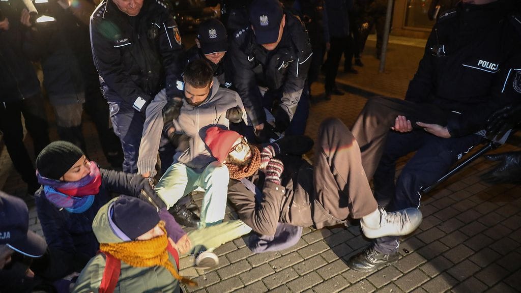 Mielenosoittajat vastustivat hakkuita viime marraskuussa Varsovassa