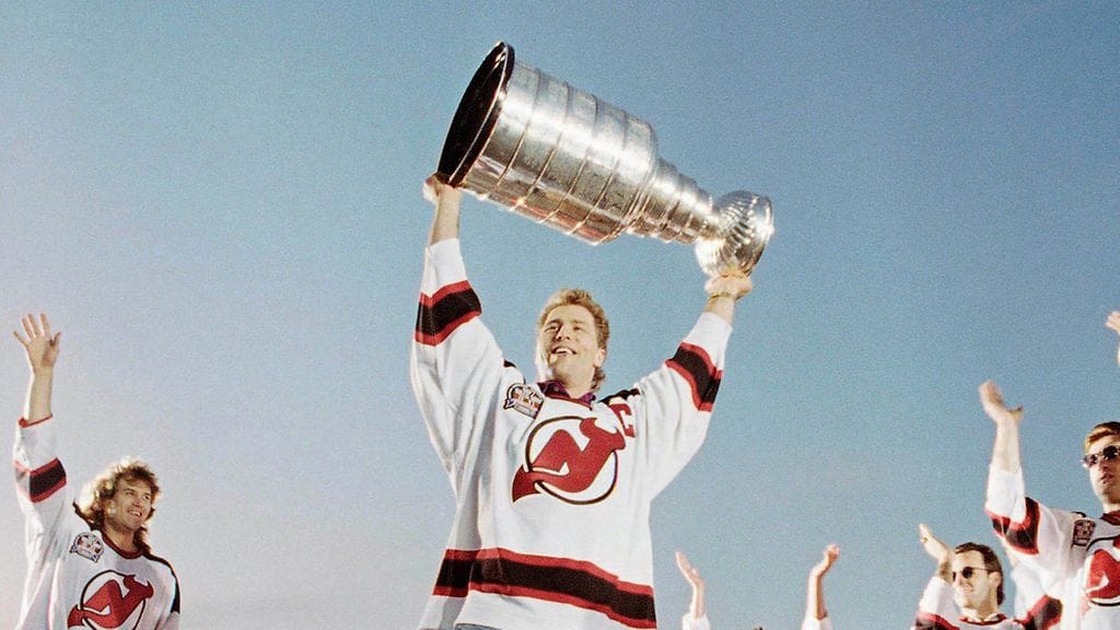 Scott Stevens nostamassa Stanley Cup -pokaalia vuonna 1995.