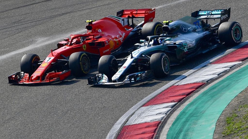 Valtteri Bottas ja Kimi Räikkönen taistelussa