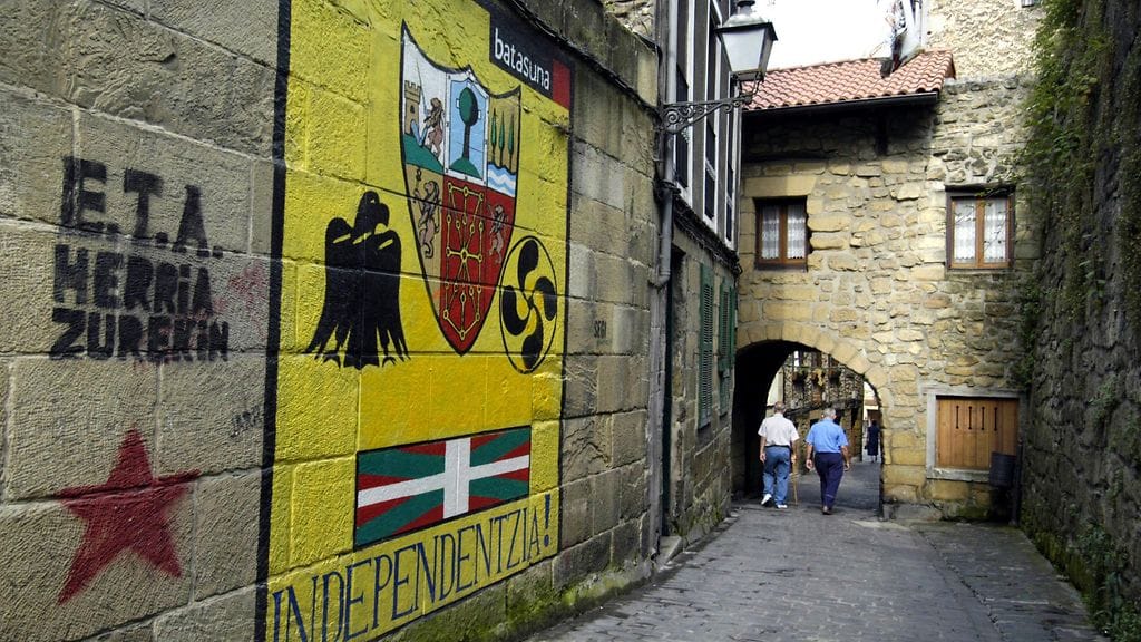 ETA-järjestöä tukeva seinämaalaus Pasajes San Juanin merenrantakaupungissa.