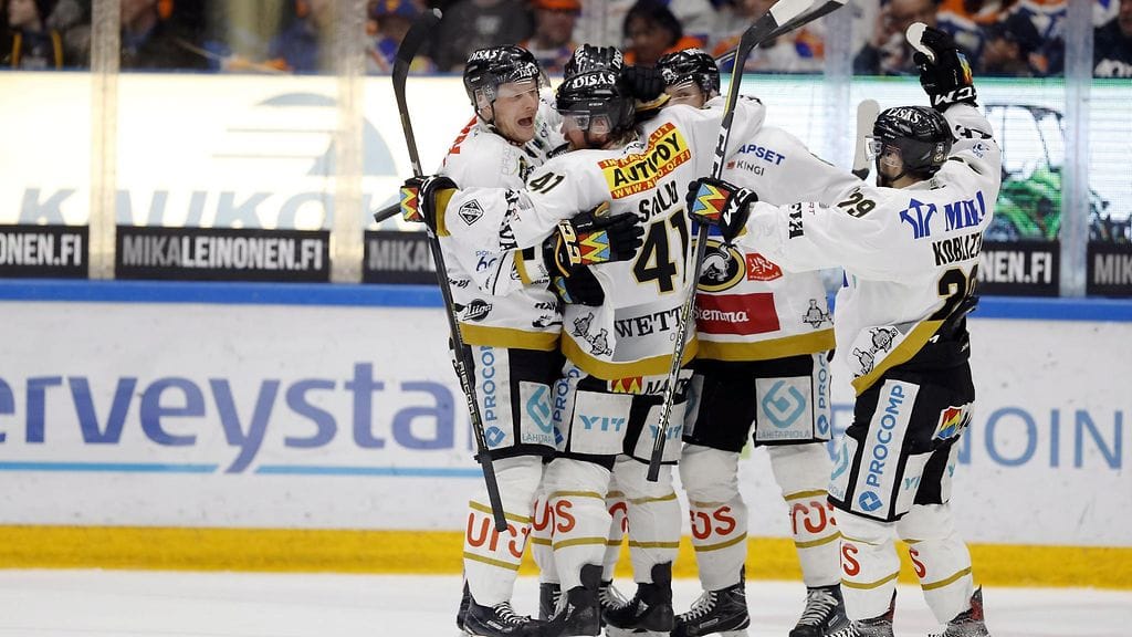 Jasse Ikonen (takana, toinen oikealta) iski Kärppien voittomaalin toisessa finaaliottelussa Tapparaa vastaan.