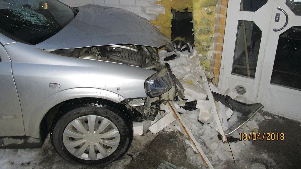 Auto teki reiän kerrostalon seinään lähelle ulko-ovea. Kuva: Poliisi.