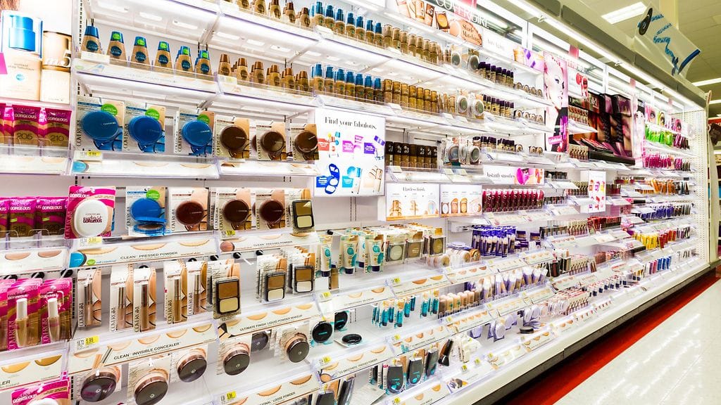 Meikkihylly voi saada monet miehet hämmentyneiksi. Kuvituskuva.
