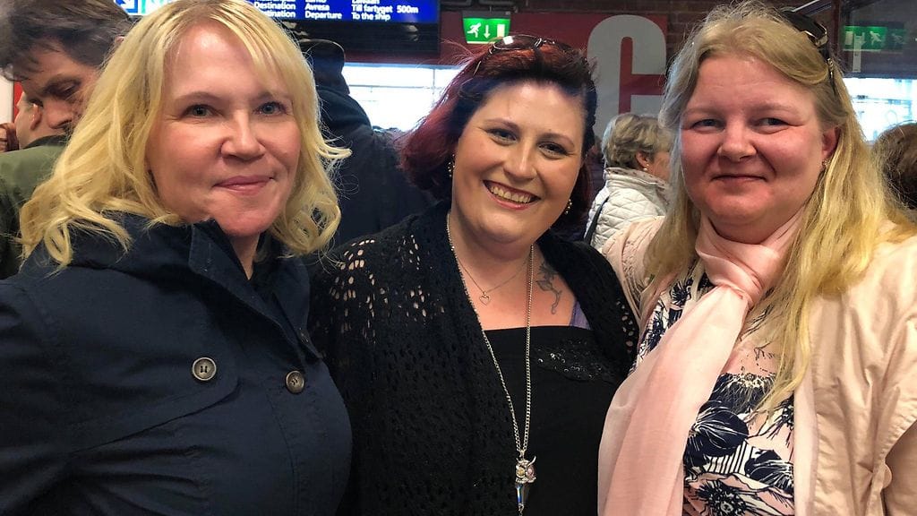 Maajussille morsian -ohjelmassa mukana olleet maajussit ja morsianehdokkaat kautta aikojen kookontuivat perinteiselle kevätristeilylle. Marjo, Suvi ja Katri odottavat innolla iltaa.