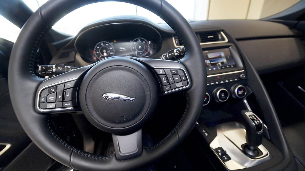 Jaguar E-Pace auto tamperelaisessa autoliikkeessä AutoCenterissä 19. huhtikuuta 2018. Uuteen Jaguar E-Paceen saa esimerkiksi hätäjarrutusjärjestelmän lisävarusteena.