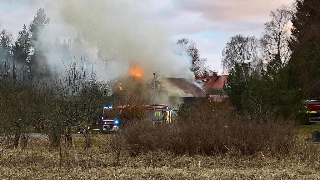 Tulipalo tuhosi Raisiossa omakotitalon. Kuva: Sami Gröndahl.