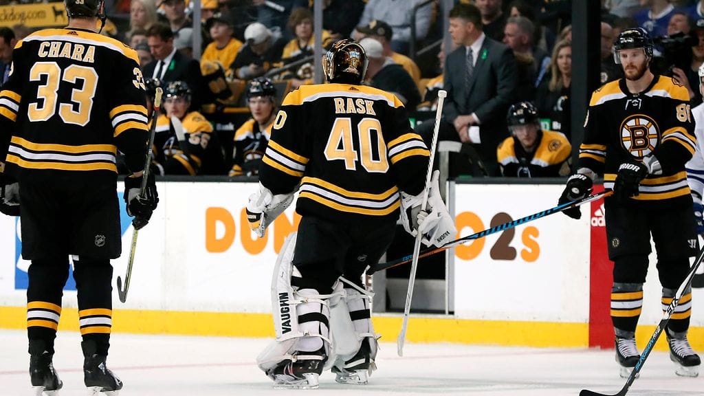 Boston Bruinsin suomalaisvahti Tuukka Rask otettiin pois tolppien välistä yön NHL-kierroksella.