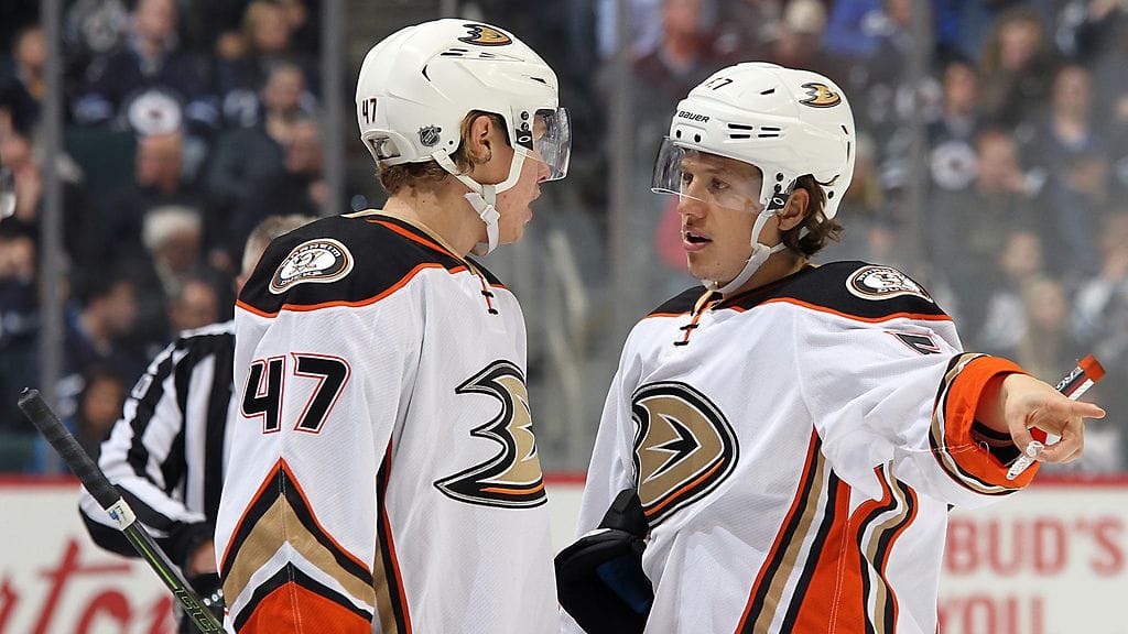 Hampus Lindholm vasemmalla) ja Rickard Rakell (oikealla) liittyvät Ruotsin MM-kisajoukkueen vahvuuteen.