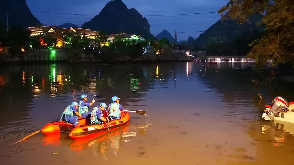 Pelastajat etsivät veneturman uhreja.