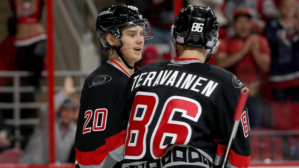 Sebastian Aho (vasemmalla) ja Teuvo Teräväinen (oikealla) liittyvät mukaan Leijonien vahvuuteen kevään MM-kisoihin.