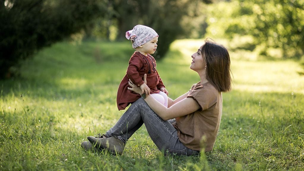 Leikkiminen tukee vahvan suhteen muodostumista lapsen ja vanhemman välille. Kuvituskuva.