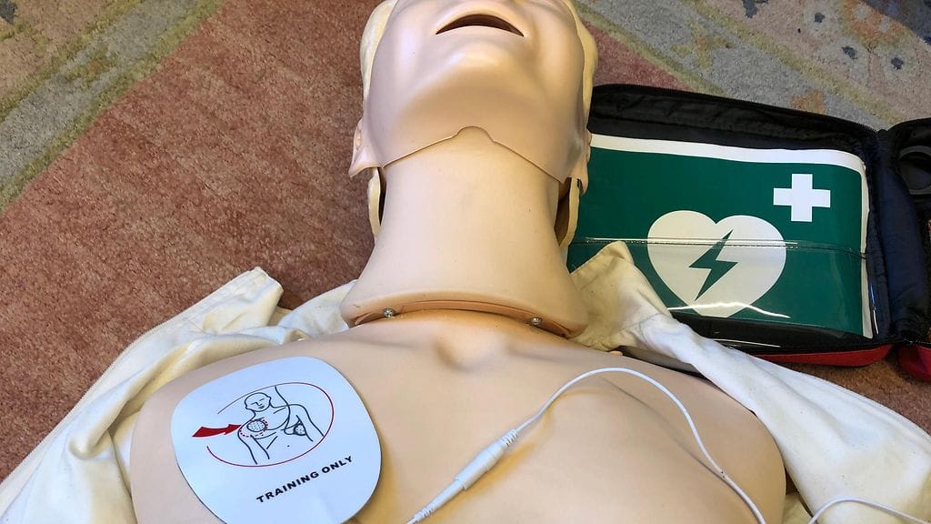 Poliisin mukaan lääkäriasemalla sijainneen sydäniskurin käyttö vaati koulutuksen. Kuvituskuva.