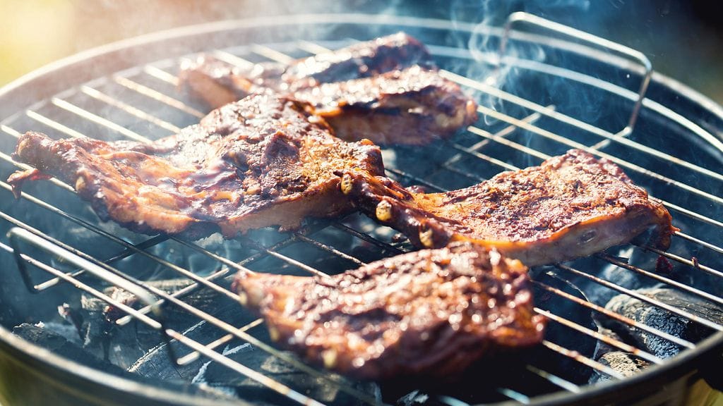 Vegaaninaisen talon edustalle suunnitellaan yhteisöllistä, ja erittäin lihapitoista grillaustapahtumaa.