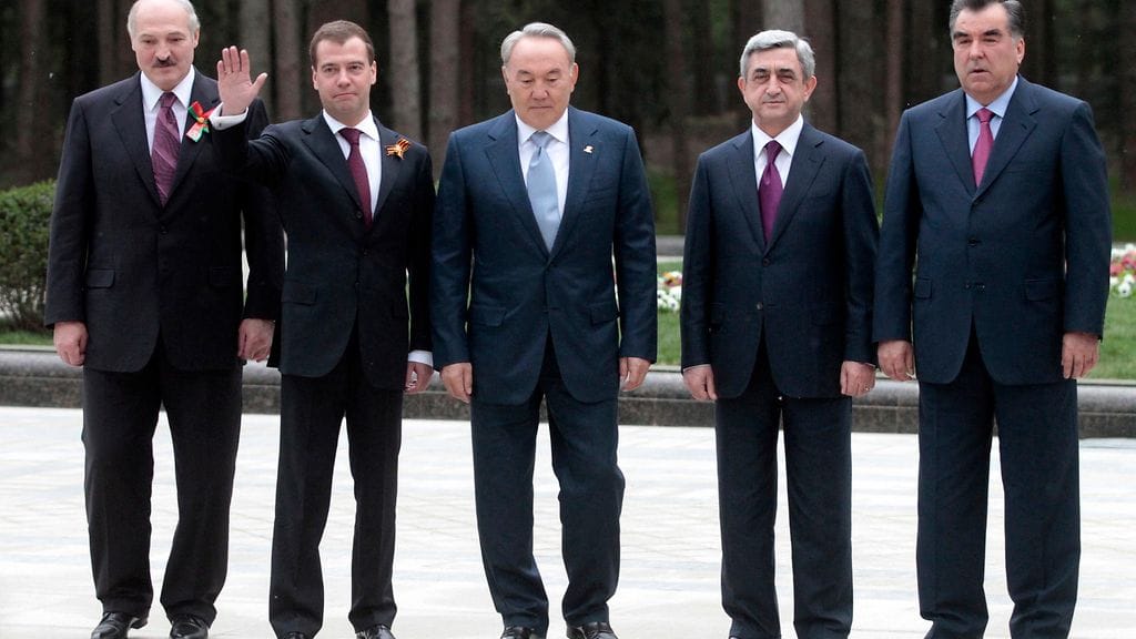 Serzh Sarksyan (toinen oik.) toimi aiemmin Armenian pitkäaikaisena presidenttinä.