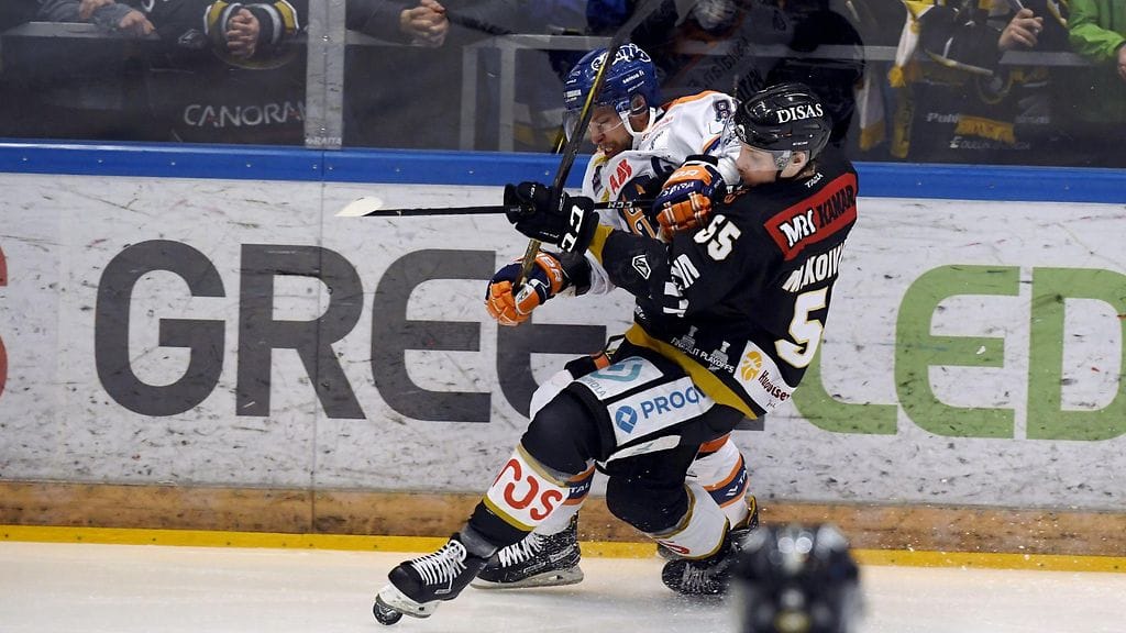 Tapparan Jukka Peltola ja Kärppien Miika Koivisto kaksinkamppailussa.