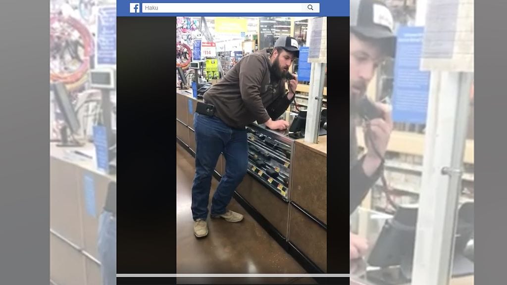 Walmart-liikkeessä metsästyslupaa ostanut Forrest Hunter päätti kuuluttaa itse apua itselleen. Kuvan lähde Facebook