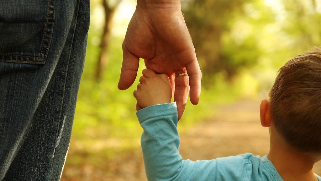 isä lapsi kädet