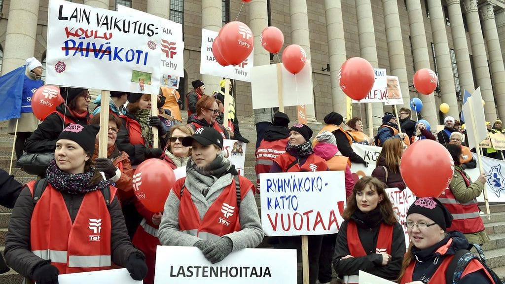 Lastentarhaopettajat osoittavat mieltä eduskunan portailla.