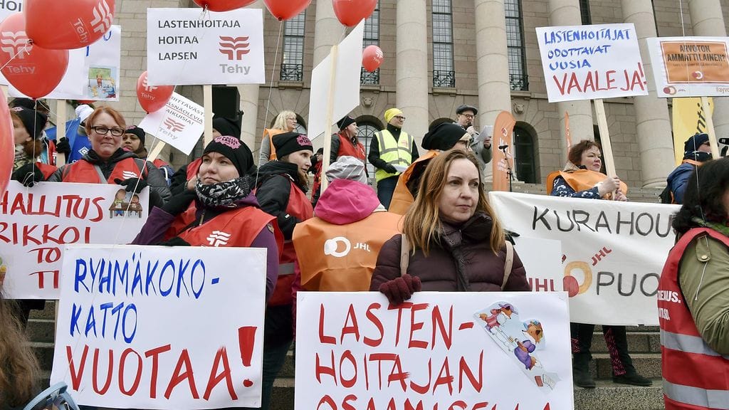 Monet päiväkotien työntekijät ovat marssineet tänään ulos työpaikoiltaan päiväkodeista. Ulosmarssi on vastalause uudelle varhaiskasvatuslaille.