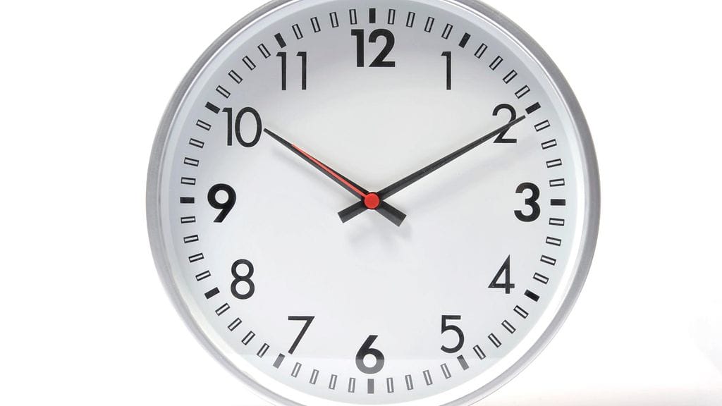 Oppilailla on ollut haasteita tulkita vanhanmallista kellotaulua.