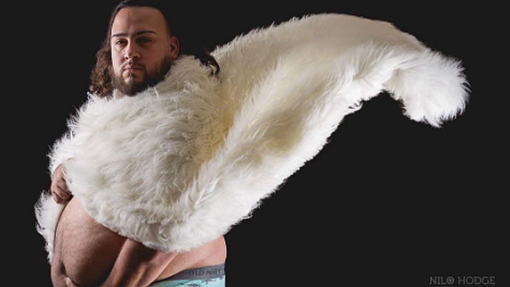 Mies poseerasi ylpeästi "raskauskuvissa", joihin hänen vaimonsa ei suostunut.