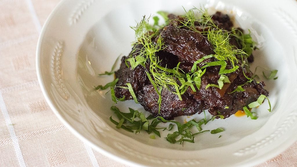 Punaviini antaa lihalla tumman sävyn.