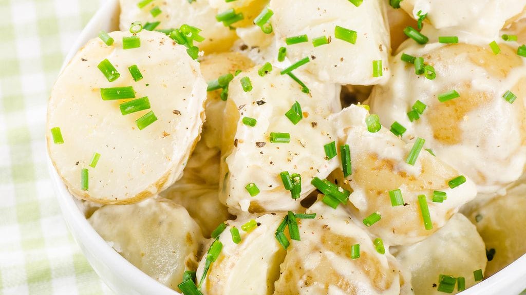 Tuttua perunasalaattia voi muokata juuri oman maun mukaan.