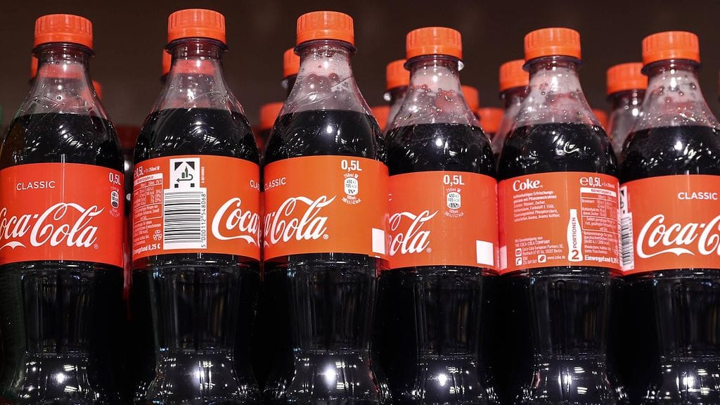 Asiantuntijan mukaan uudistus ei tee Coca-Colasta terveellisempää. Kuvituskuva.