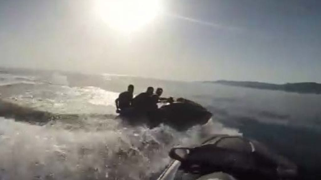 Rajaviranomaiset pysäyttävät vesijetillä Espanjaan pyrkivän salakuljettajan. Kuva: Frontex 2017.