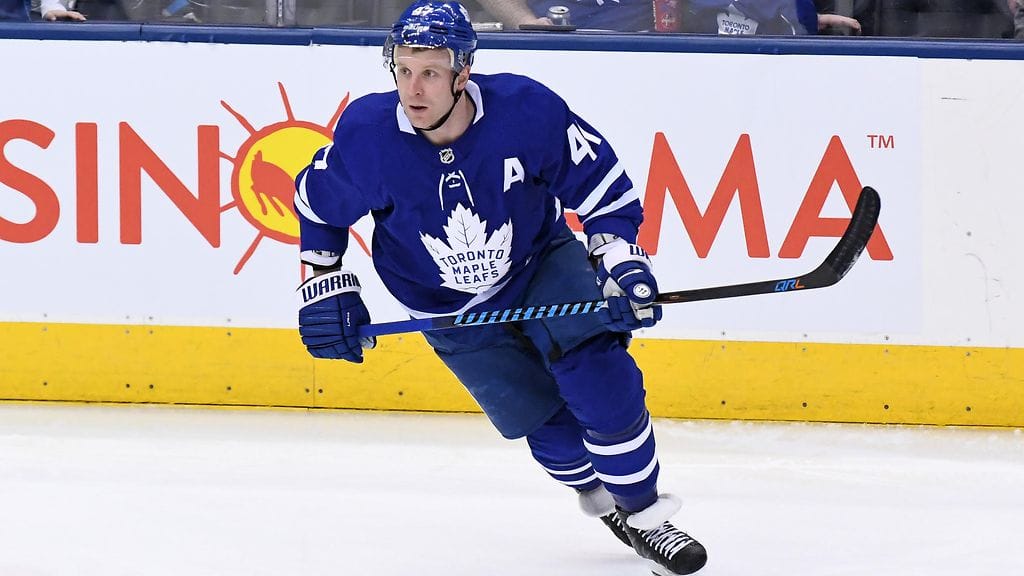 Leo Komarov siirtyy New York Islandersiin.