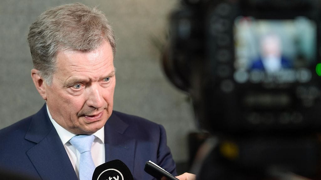 Presidentti Sauli Niinistö jakaa palkinnon.